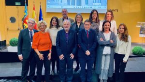 Foto de grupo en la que aparecen los expertos que han intervenido en la jornada científica, junto a miembros de la Junta directiva de la Asociación Retina Comunidad Valenciana y equipo técnico.